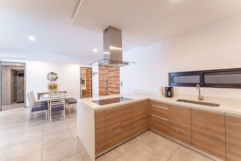 Fully equipped kitchen, with cutlery, blender, coffee maker, kettle, refrigerator, electric vitro-ceramic grill.