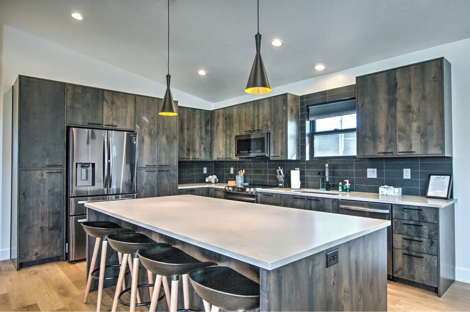 Large Kitchen, Fully Stocked