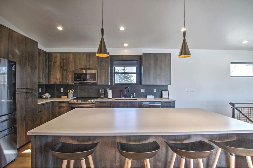 Large Kitchen, Fully Stocked