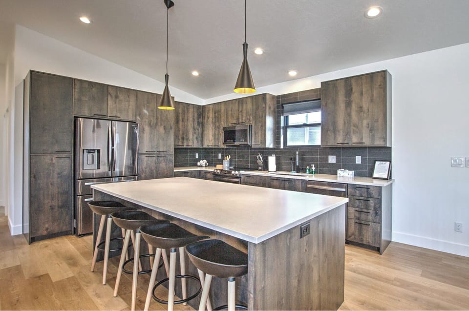 Large Kitchen, Fully Stocked