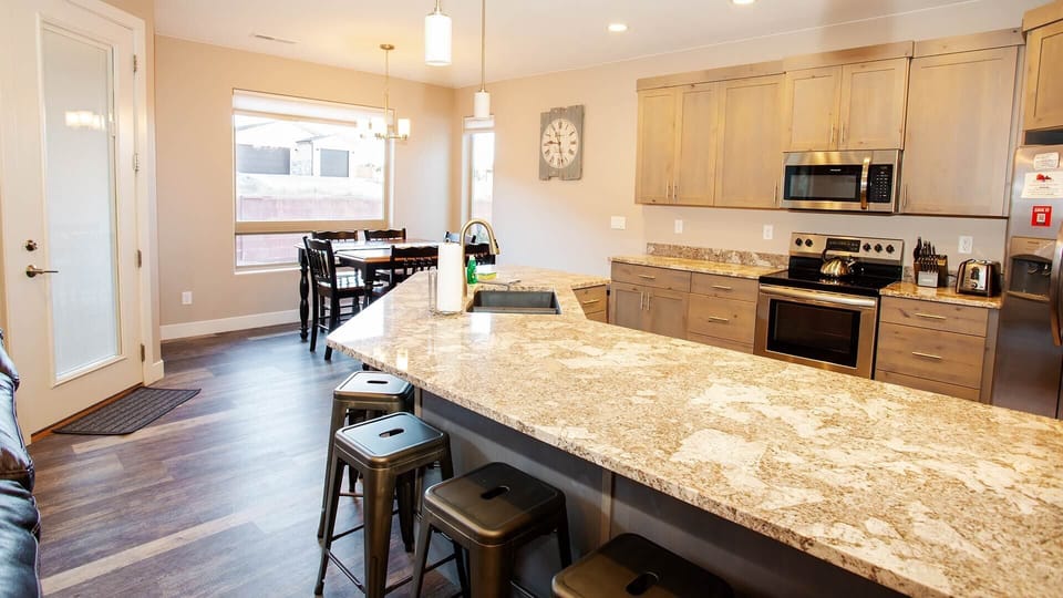 Unleash your inner chef in the gourmet kitchen! Top-of-the-line appliances and ample space await your culinary creations.
