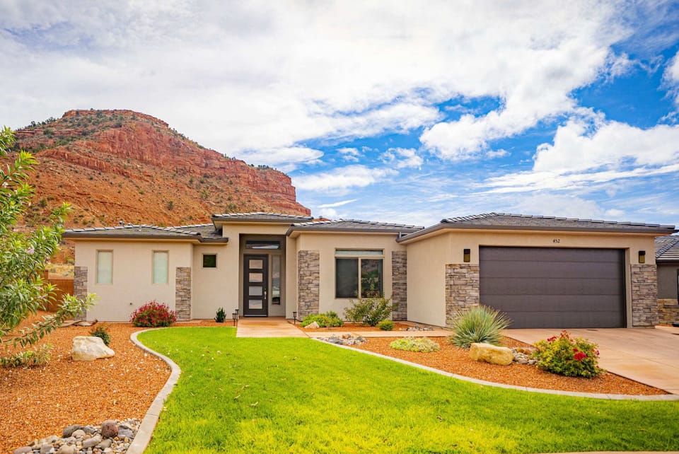 Step into luxury at Maison Sans Souci! This stunning 3BR/3BA home with red rock views is located in Kanab's premier La Estancia neighborhood, near national parks and more. It's pet friendly, so your furry pals can join you on your dream vacation.