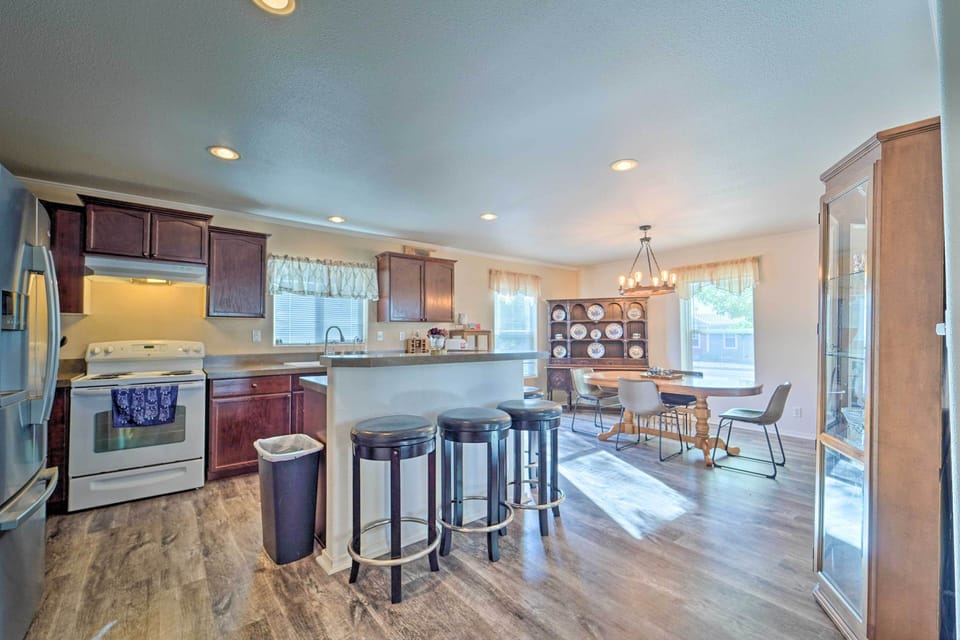Kitchen | Fully Equipped | Cooking Basics | Knife Set | Breakfast Bar