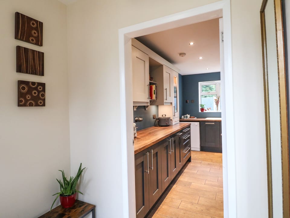 Cottage | Private kitchen | Fridge, microwave, dishwasher, electric kettle