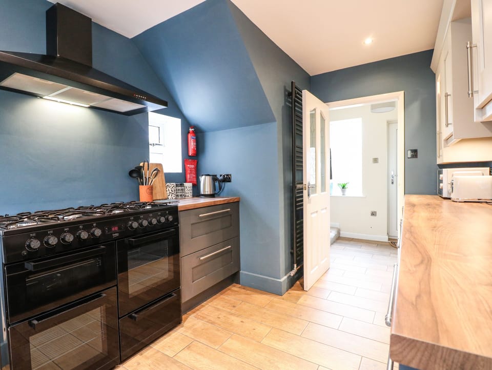 Cottage | Private kitchen | Fridge, microwave, dishwasher, electric kettle