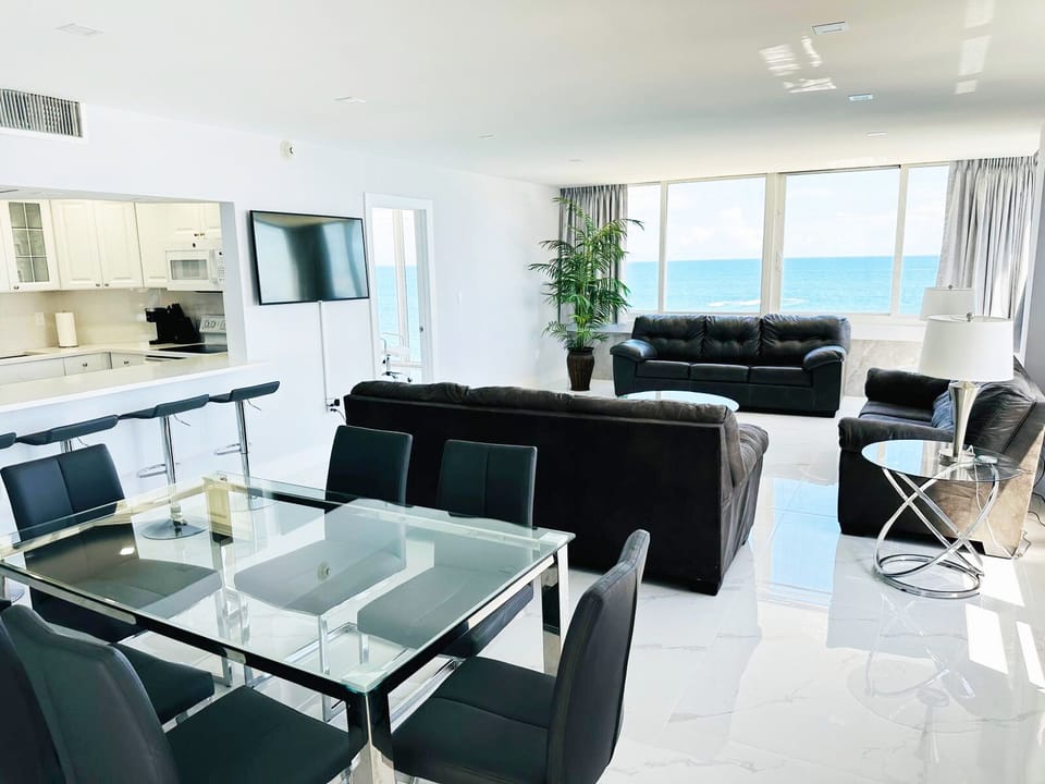 Dining for 6  with views!
and barstools 