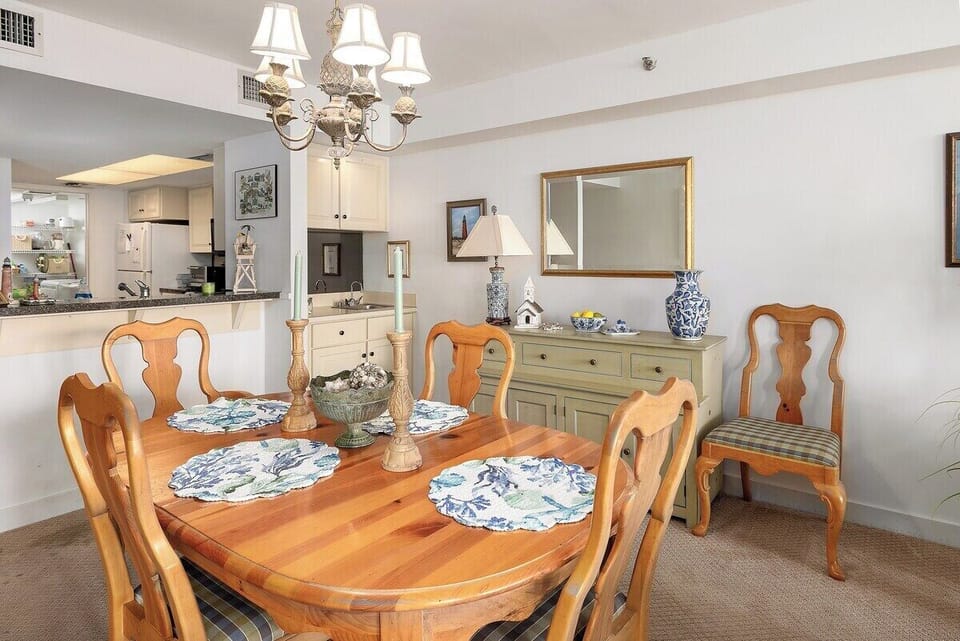North Breakers 311 - Dining Space and breakfast bar