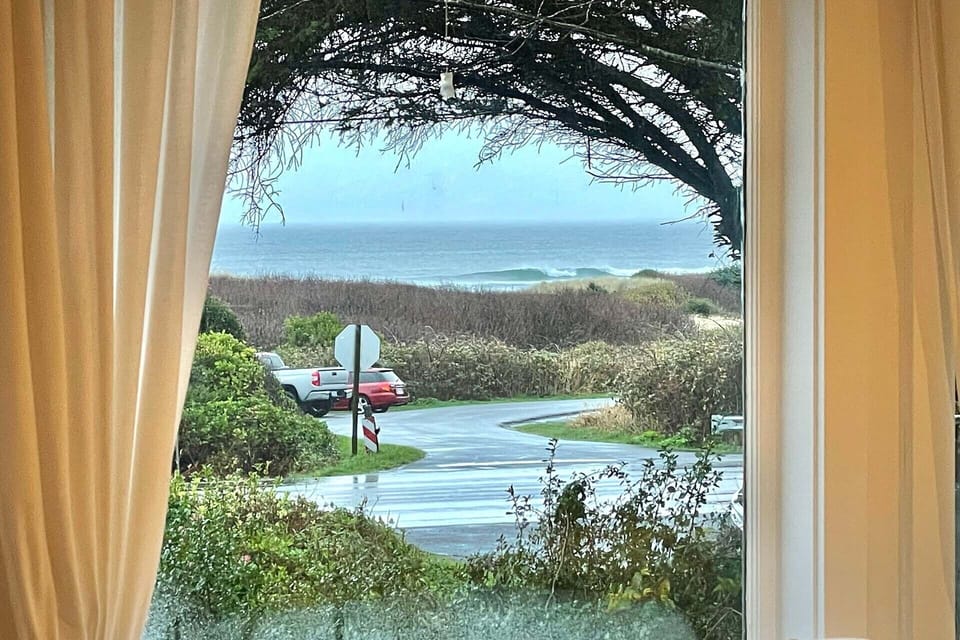 Across the street from Stonefield Beach and easy beach access.