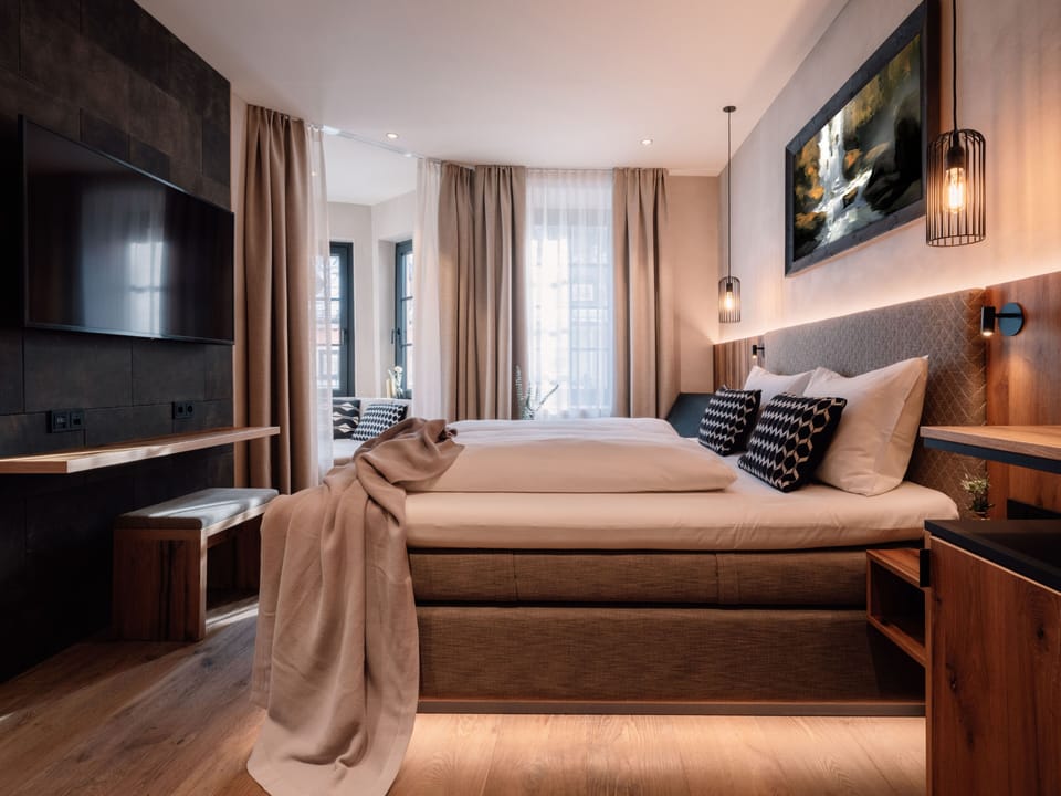 Superior Room | Hypo-allergenic bedding, down comforters, minibar, in-room safe