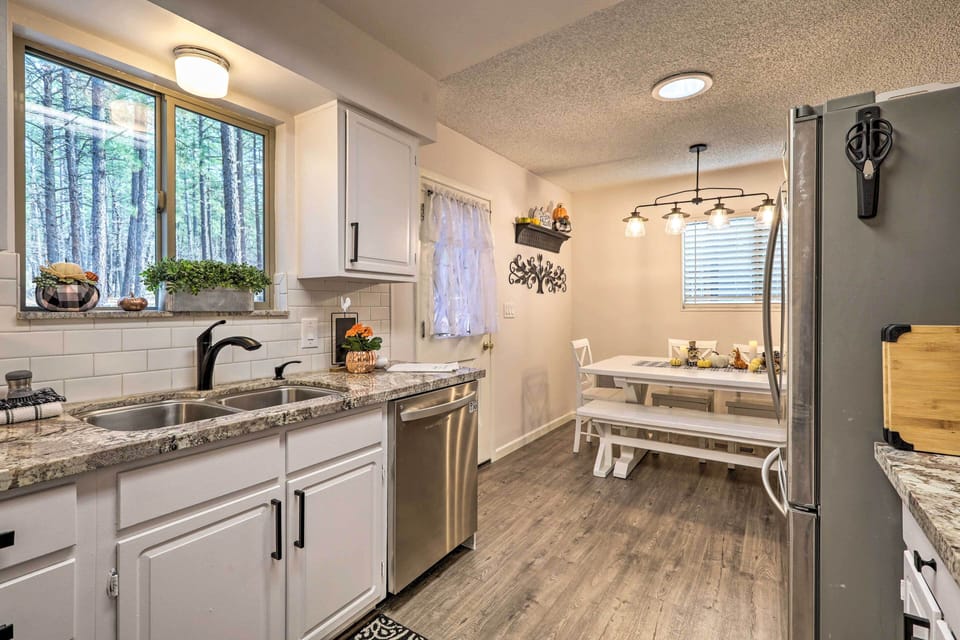 Kitchen | Paper Towels/Trash Bags Provided
