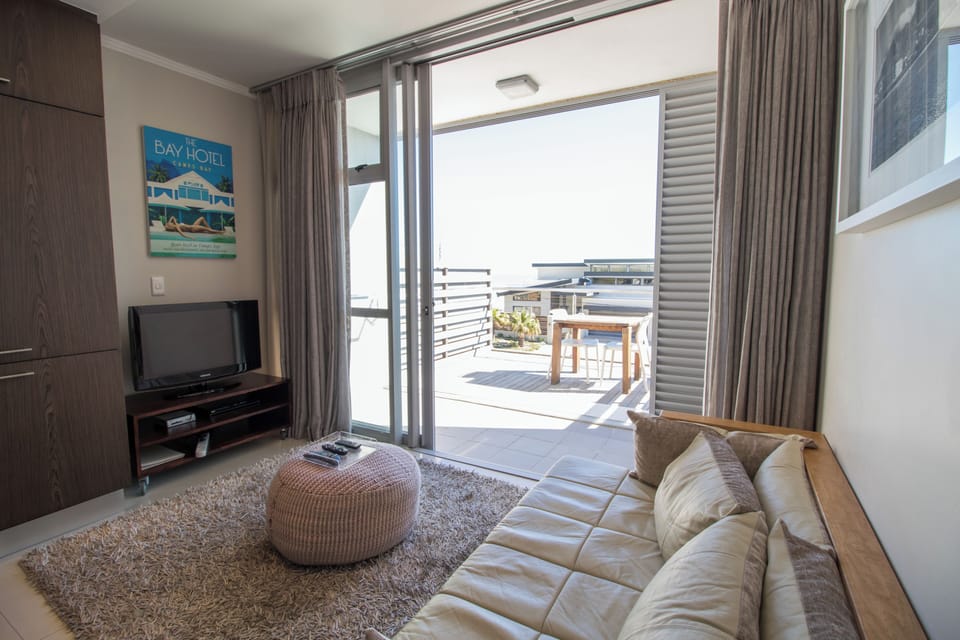 Apartment, 1 Bedroom, Balcony, Ocean View | Living area