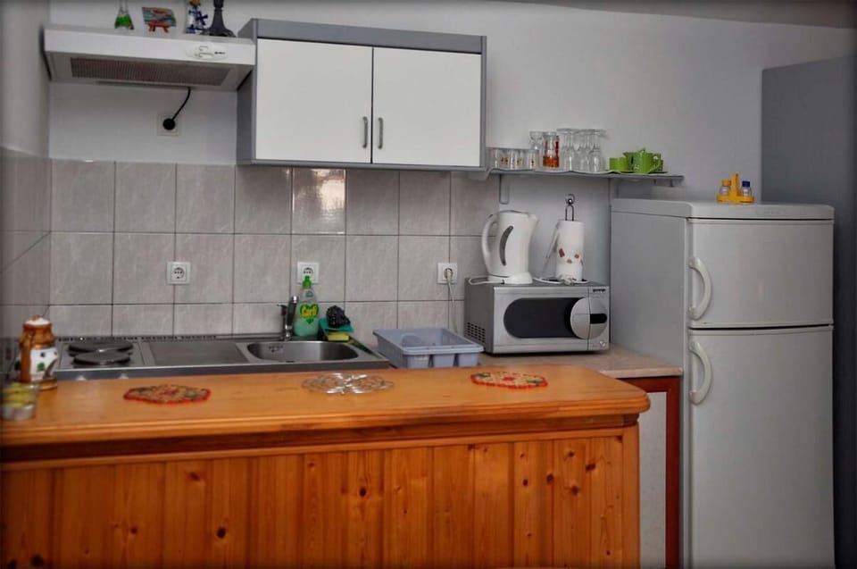 Apartment, 1 Bedroom, Smoking, Patio | Private kitchen