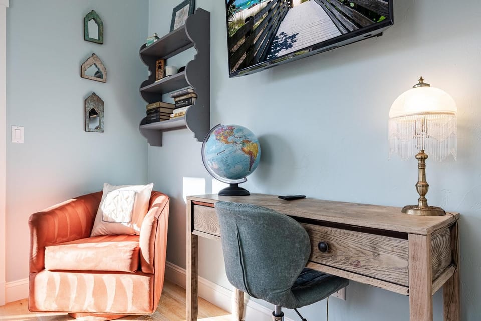 Guest Bedroom, Desk Space 