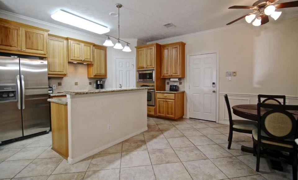 Kitchen with appliances and a perfect breakfast nook!
