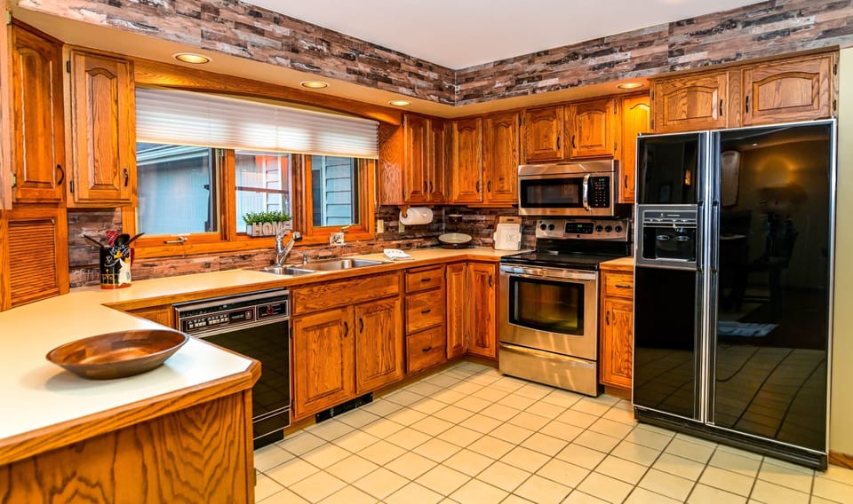 Lower Level Kitchen (Refrigerator is private)
