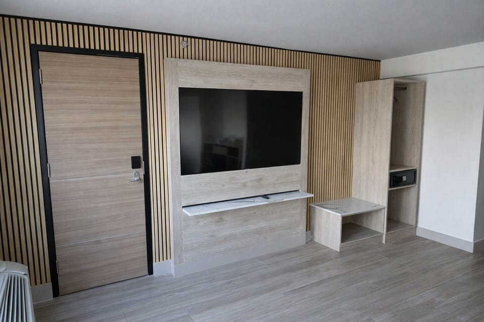 Room, 1 King Bed | Desk, laptop workspace, free WiFi, bed sheets