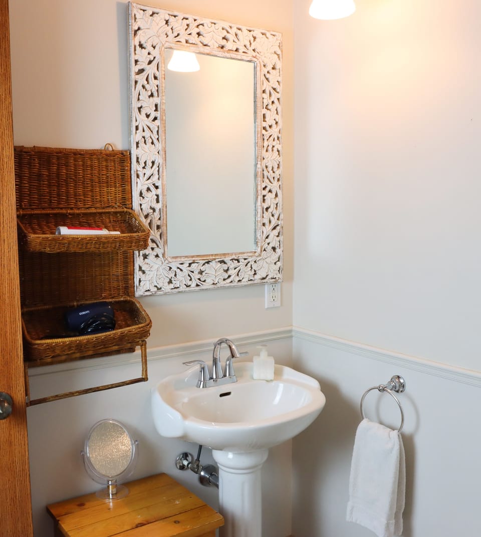 Deluxe Suite, Mountain View | Bathroom | Shower, free toiletries, hair dryer, towels