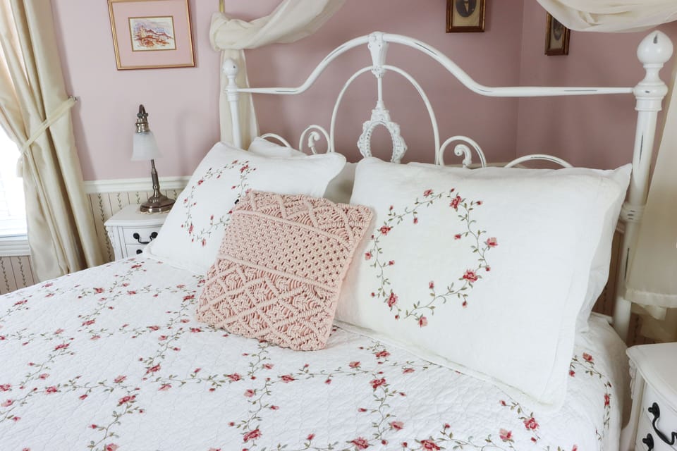 Deluxe Double Room, Mountain View | Desk, WiFi (free), individually decorated, individually furnished
