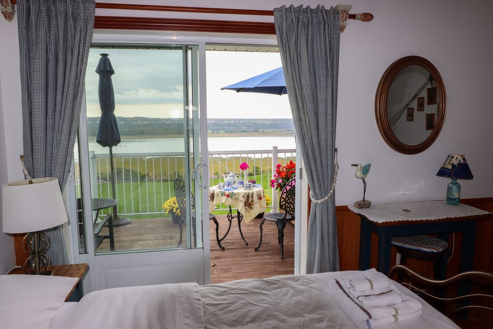 Deluxe Double Room, River View | In-room dining