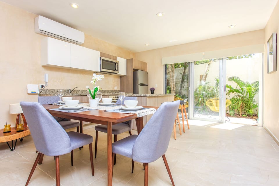 Comfort Apartment, 1 King Bed with Sofa bed, Private Pool, Garden View | Dining room