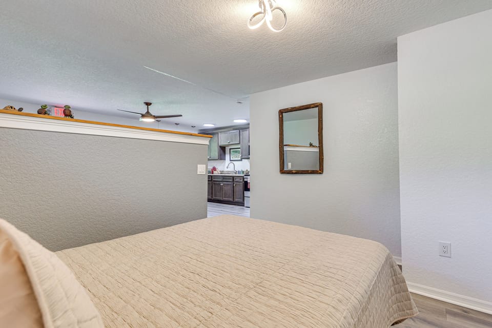 Studio | Queen Bed