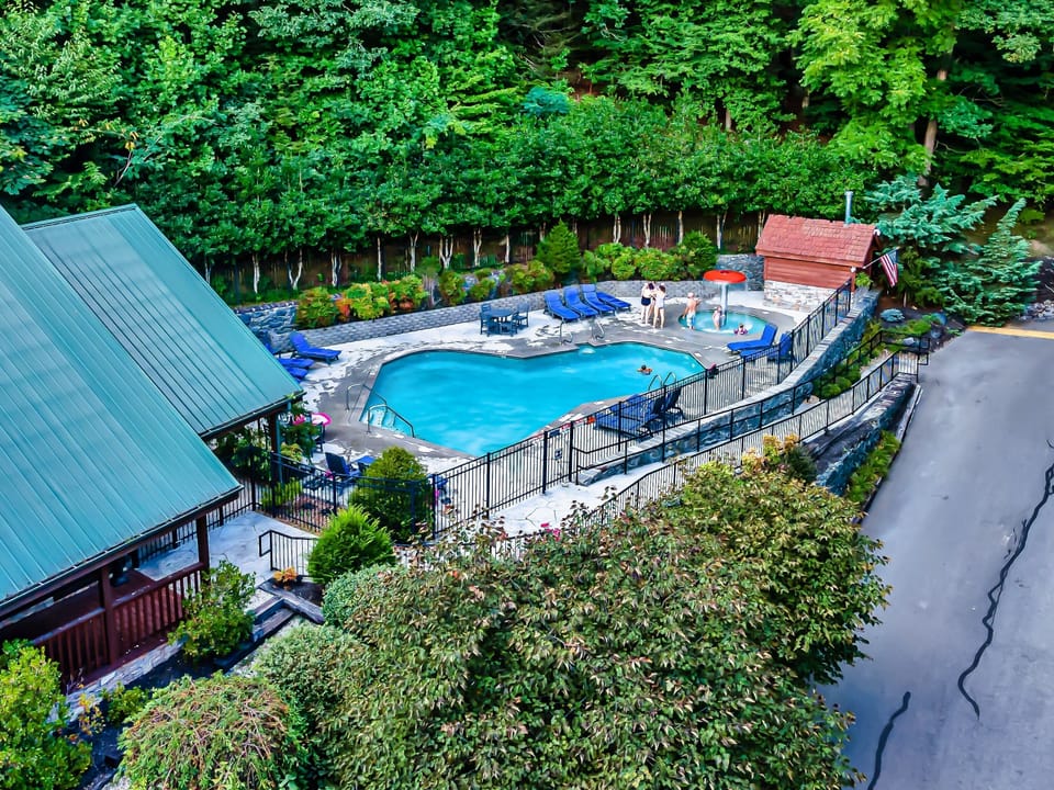 Black Bear Falls Log Home Community's outdoor swimming poolr