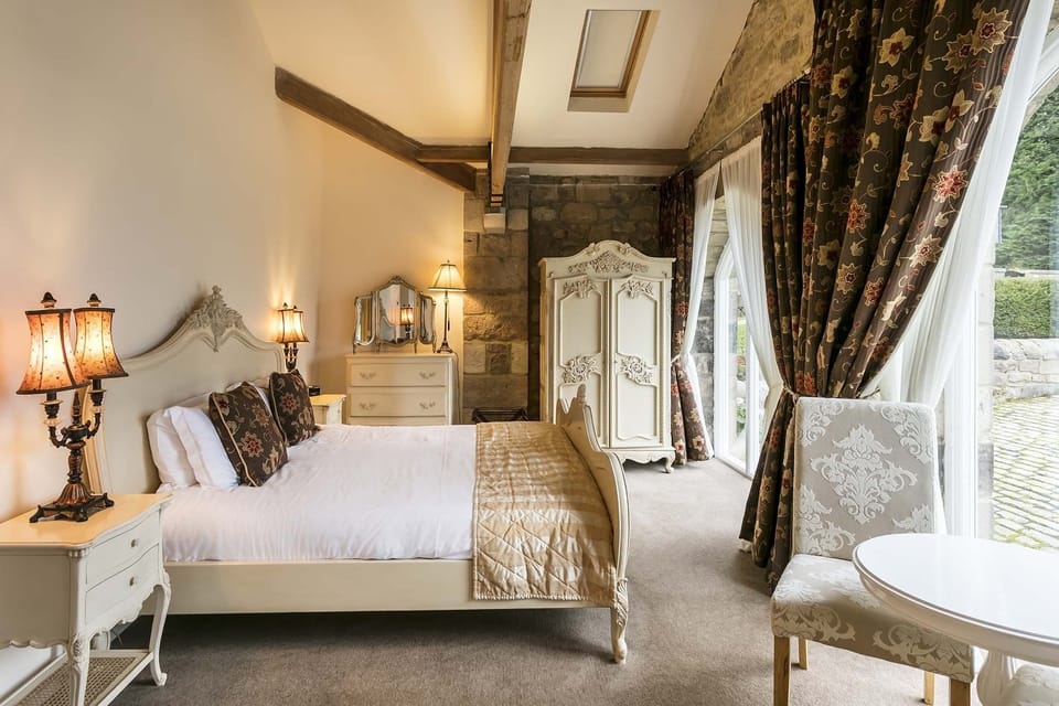 Iron/ironing board, WiFi, individually decorated, bed sheets