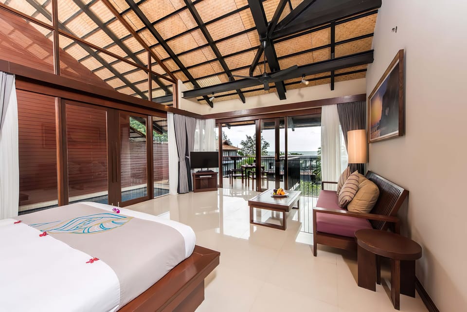 Penthouse Pool Suite with Sea View | In-room safe, individually furnished, desk, laptop workspace