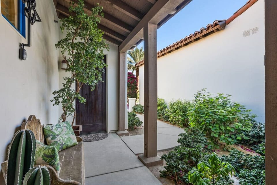 Just another view of the entrance area with door to the master bedroom