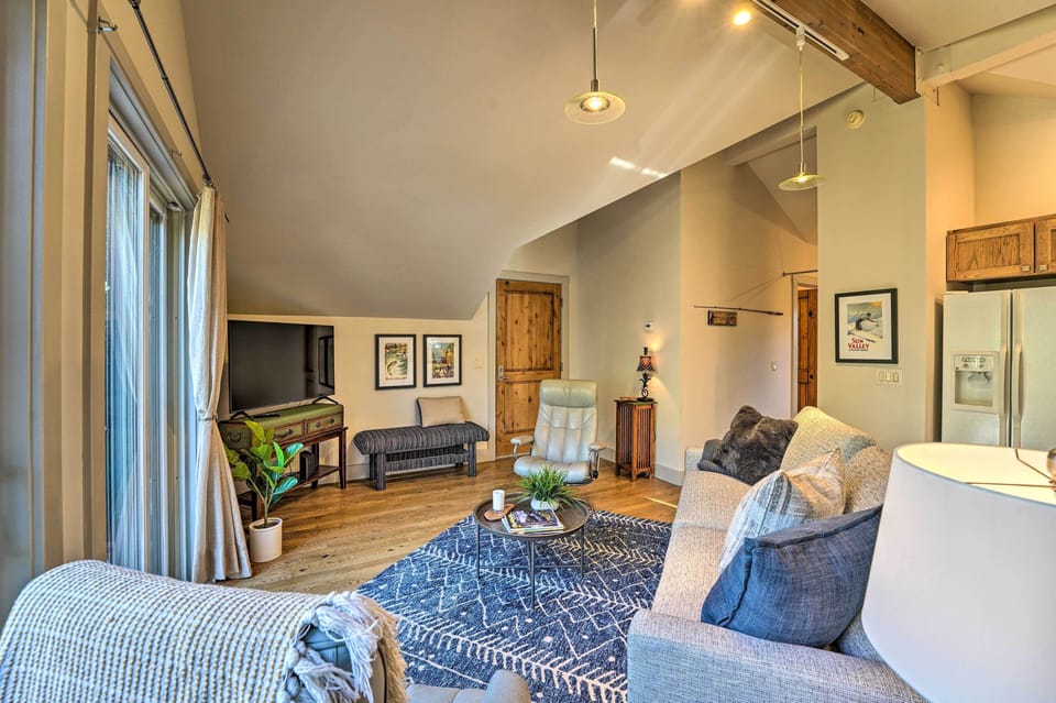 Living Area | Smart TV | Cable