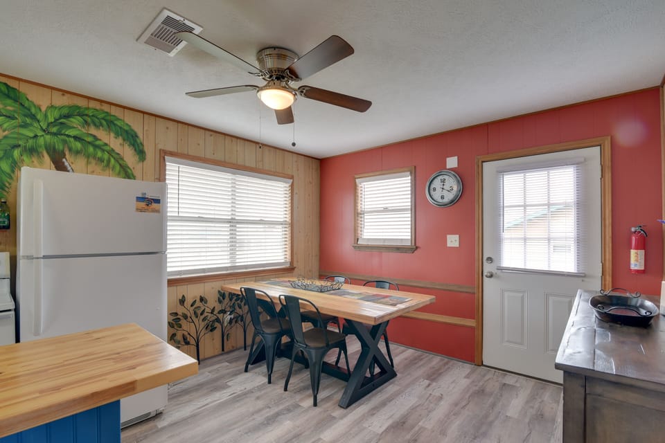 Dining Area | Dishes & Flatware Provided
