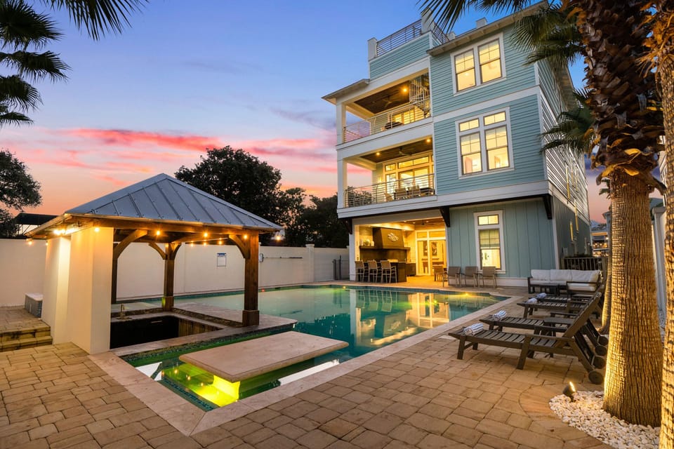 Private pool with sunken swim-up bar and in-pool seating