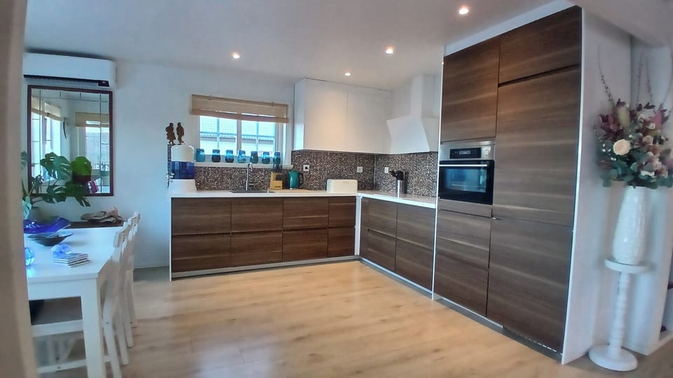 Cabin | Private kitchen | Fridge, microwave, oven, stovetop