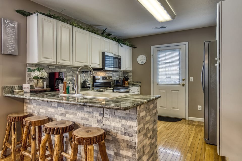Smoky Mountain Chalet "Alluring River" - Fully furnished kitchen and bar top