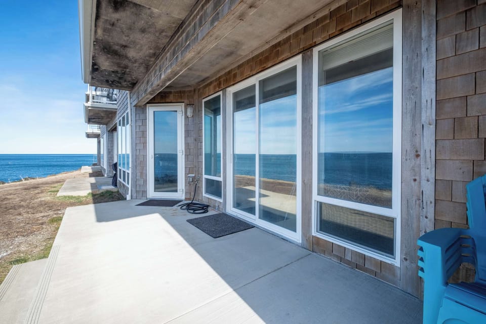 Thundering Sea, Back Patio