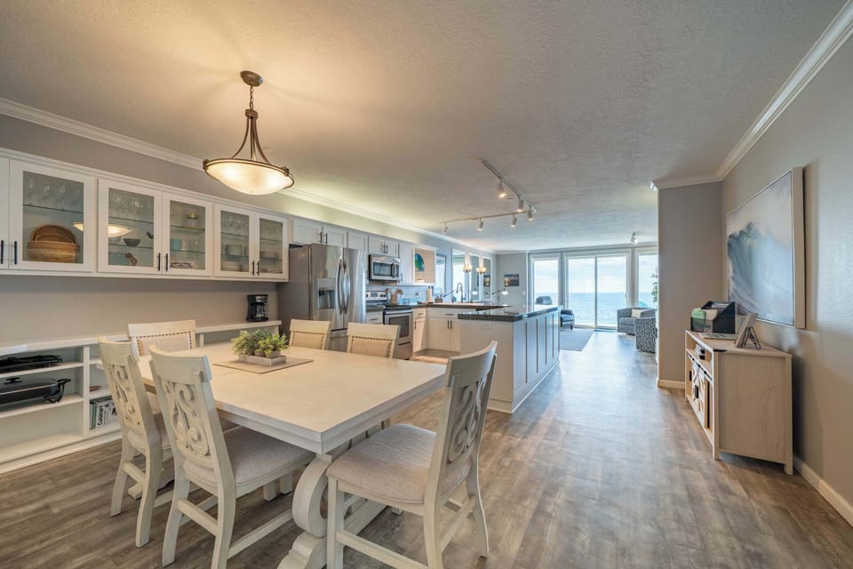 Thundering Sea, Dining Room