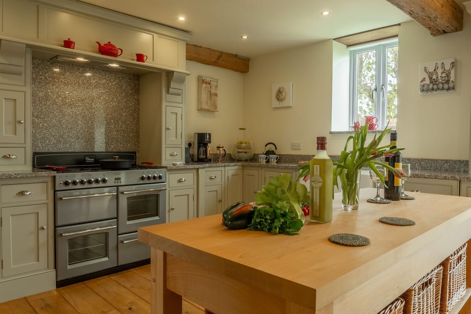 The Big Barn, Snettisham: Well-equipped kitchen with range cooker