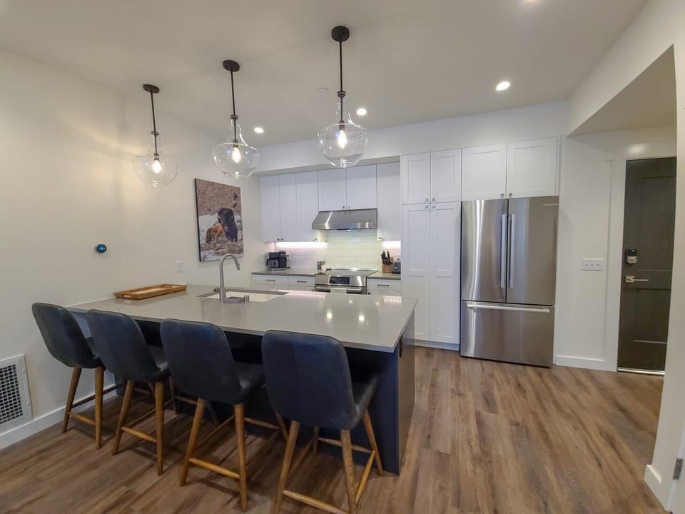 Additional seating for 4 available at the kitchen bar.