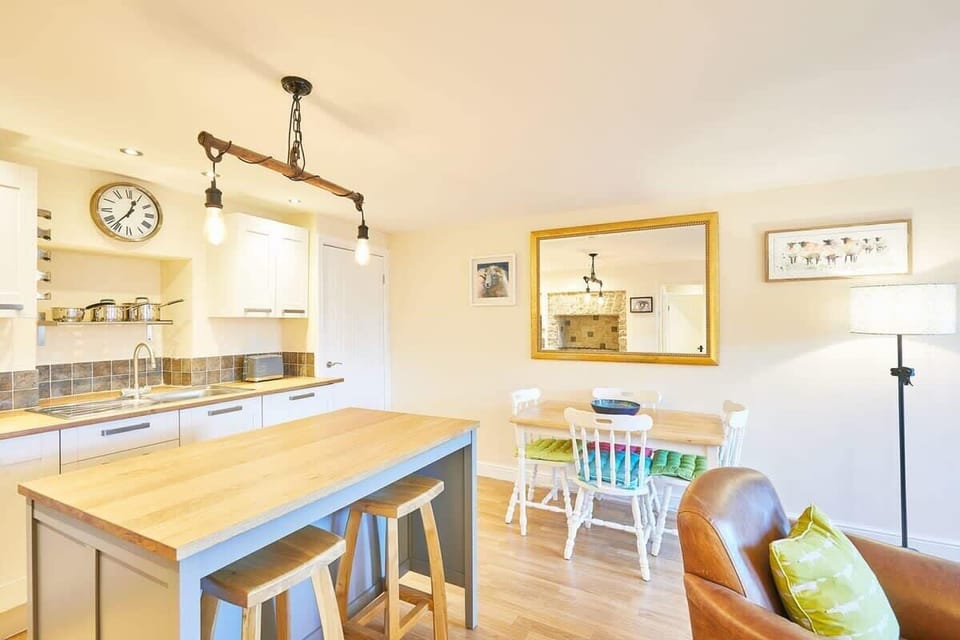 The Old Dairy, Masham - Host & Stay