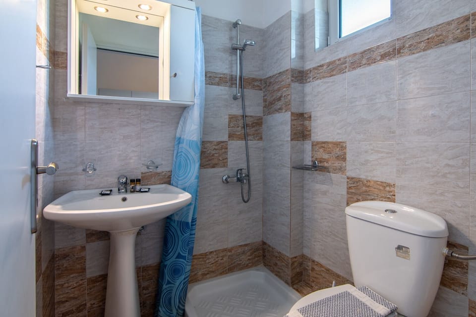 Fully equipped bathroom of Cozy studio, Walking distance to beach & tavern, Damnoni,Plakias, Crete