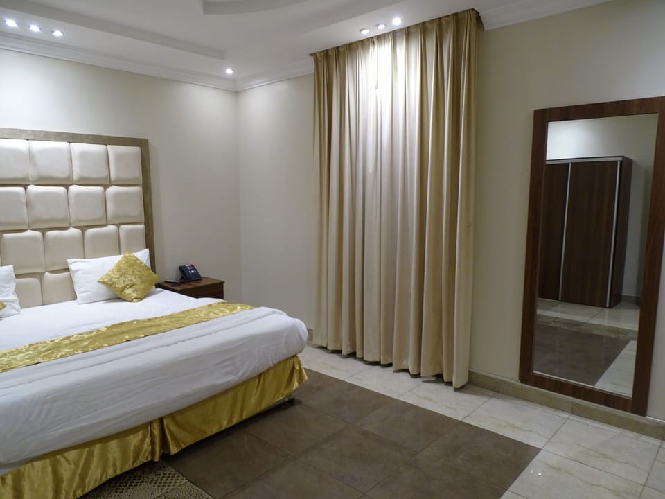 Royal Suite | Free minibar items, in-room safe, soundproofing, free cribs/infant beds
