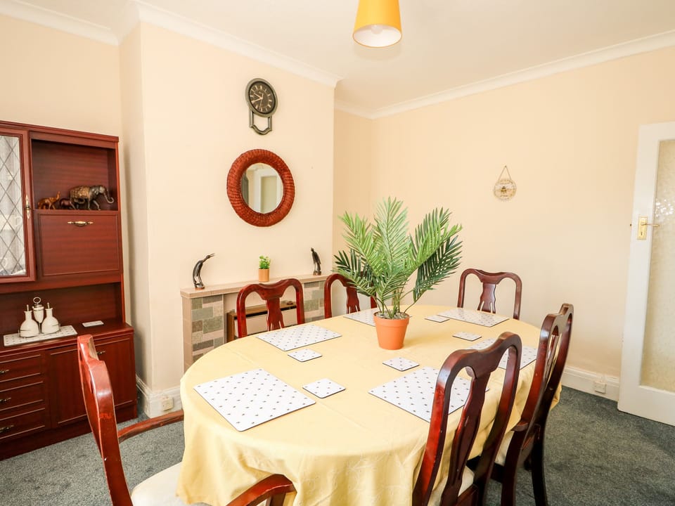 Cottage | Private kitchen | Fridge, dishwasher, cookware/dishes/utensils