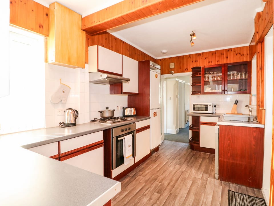 Cottage | Private kitchen | Fridge, dishwasher, cookware/dishes/utensils