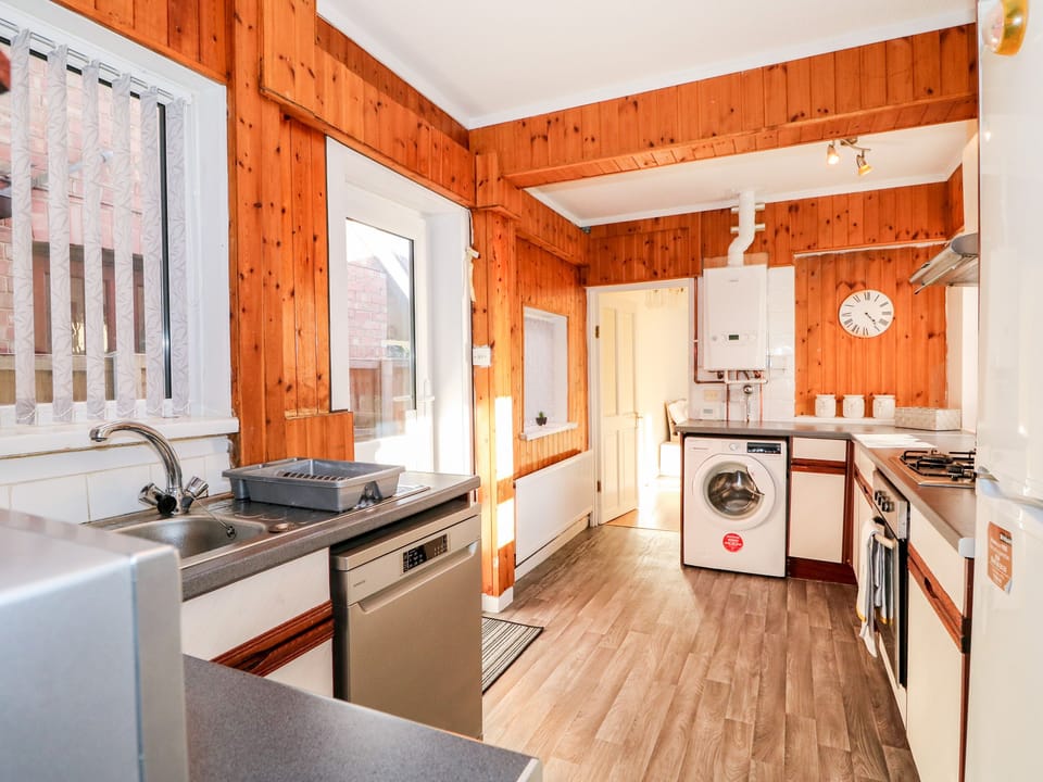 Cottage | Private kitchen | Fridge, dishwasher, cookware/dishes/utensils