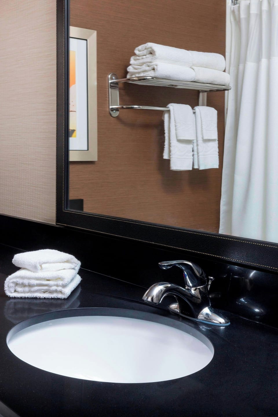 Combined shower/tub, free toiletries, hair dryer, towels