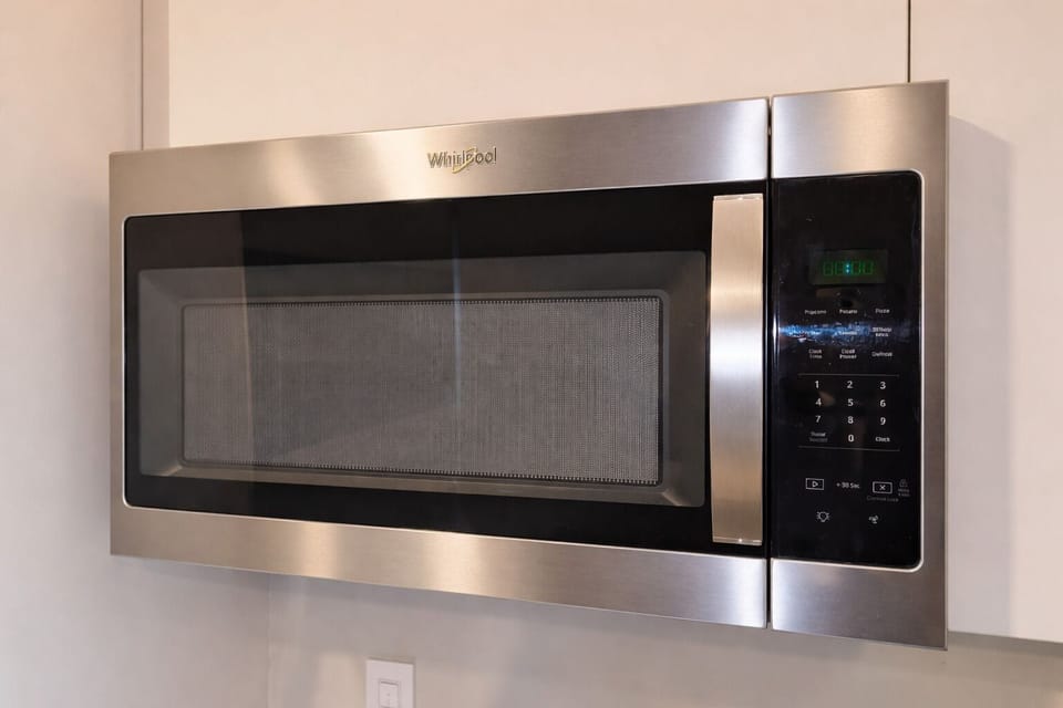Full-size fridge, microwave, stovetop, dishwasher
