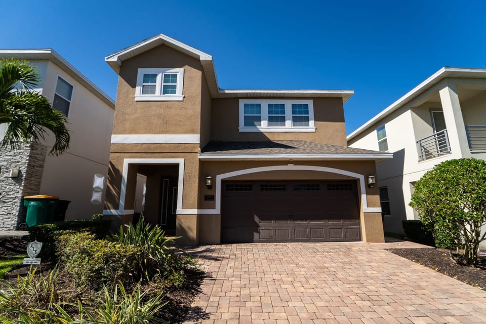 Front of villa near Disney