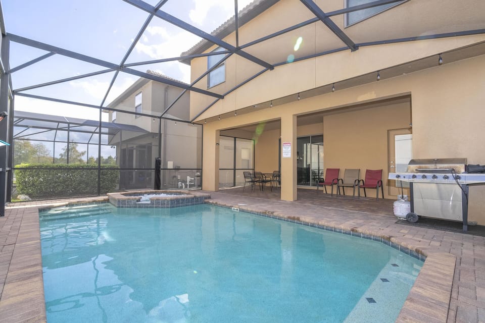 Swimming Pool with Jacuzzi
