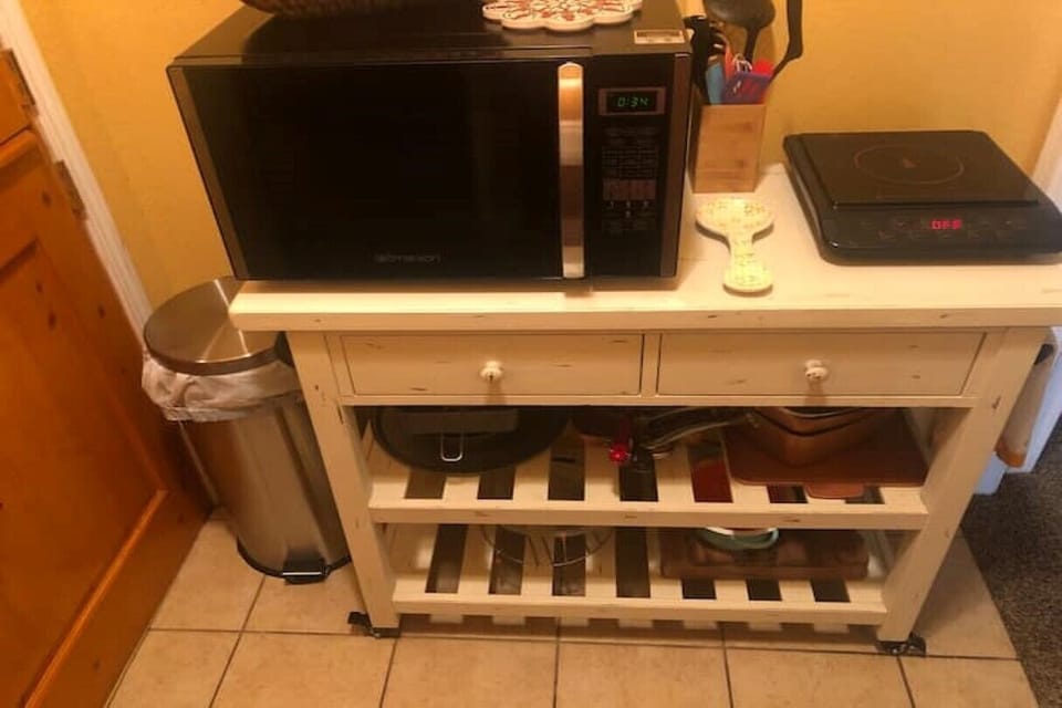 Convection microwave and induction hot plate with cookware 