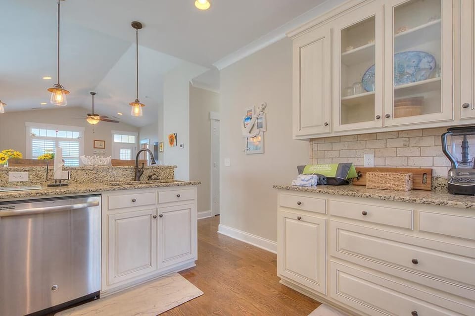 Kitchen with dishwasher
GW 12.2022